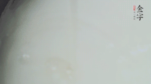將浸泡了30分鐘的米放入電飯煲中，在水中加入半勺油。
