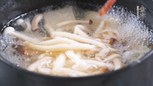 依次放火腿、豆腐，加水大火燒開，小火燉煮20分鐘，出鍋前撒上蔥花即可。