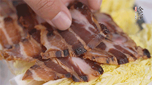 依次擺放娃娃菜和醬肉。