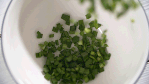 韭菜洗凈，切粒。