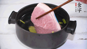 整塊豬肉，加蔥、姜片、料酒焯水。