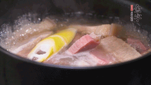 火肉、豬肉加料酒、清水大火煮開后，加入春筍小火慢燉40分鐘，出鍋前撒蔥花即可。