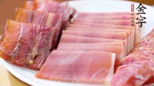 擺盤后鋪上老豆腐，淋點(diǎn)料酒，灑點(diǎn)白糖上鍋蒸20分鐘。