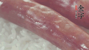 關(guān)上蓋子，煮到米飯露出時(shí)。