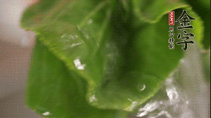 小青菜從根部掰開，分別洗凈。