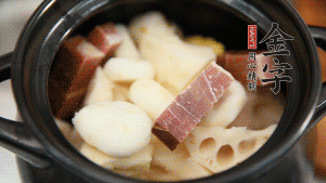 加水沒過食材，加料酒大火煮沸后，再小火燉煮1小時(shí)。（如果沒有砂鍋小火燉煮，用電飯煲的煮湯功能、高壓鍋也是可以的。）