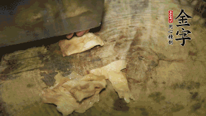 加適量溫水淹沒食材，大火燉至水沸后再小火慢燉1小時(shí)，出鍋前10分鐘加枸杞。（焯過水后的豬蹄不應(yīng)再用涼水，用溫水燉煮更容易軟爛。也可以用高壓鍋或者有煲湯功能的電飯煲，省時(shí)又便于入味。）