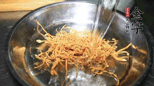 蟲(chóng)草花用涼水浸泡10分鐘，干香菇溫水泡發(fā)至軟去蒂備用。蓮子、紅棗也可一同清洗干凈。