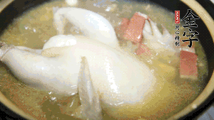 煮沸時(shí)加入蟲(chóng)草花、香菇、紅棗，以料酒調(diào)味繼續(xù)小火燉煮1小時(shí)左右。