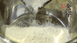 【油皮】1．將油皮材料放入料盆中，緩緩加100ml水，攪拌成雪花片狀。在案板上反復(fù)揉搓成有一定筋度的光潔面團(tuán)，搓成12個(gè)團(tuán)子。