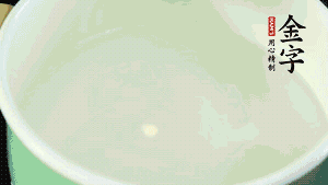 鍋中盛涼水，放入汆燙好的鴿子、火腿片、生姜片。