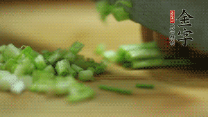 小蔥切成蔥花。