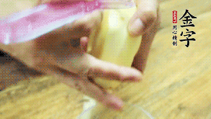 將食材洗凈，茄子、土豆切滾刀塊。