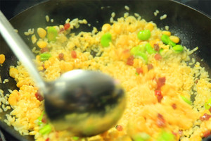 然后加入炒好的食材混合均勻，炒熟即可。出鍋前加少許黑胡椒、鹽和蔥花就可以啦?。?！