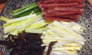 黑木耳泡發(fā)，黑木耳、韭黃、雷筍、青椒切成絲。