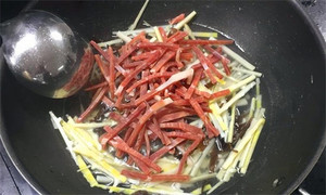 火腿絲、筍絲、黑木耳絲汆水后，瀝干。