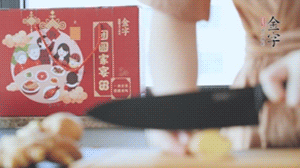 將處理好的老鴨放入冷水鍋中，丟入姜片，冷水煮沸去腥。