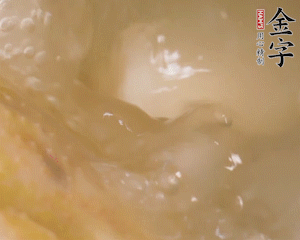 沸騰后撈出蔥結(jié)，小火燉45分鐘，加山藥再燉15分鐘。