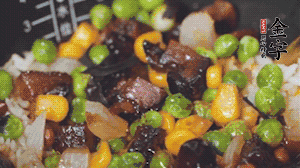 出鍋前加蠔油、生抽調(diào)味，撒點熟白芝麻即可。