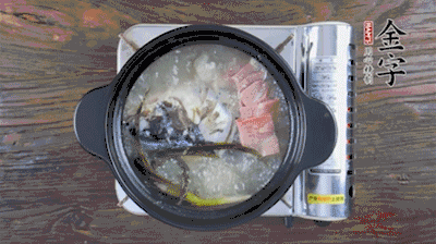放豆腐、海鮮菇繼續(xù)中小火煮5分鐘。