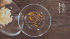 調(diào)配醬汁：依據(jù)口味倒入適量的蒜末、辣椒面、芝麻、醋、生抽、鹽、白糖，最后倒入熱油攪拌均勻。