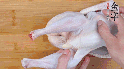菌菇分別冷水泡發(fā)。雞處理干凈后剁成小塊，放水中浸泡半小時(shí)去血水。
