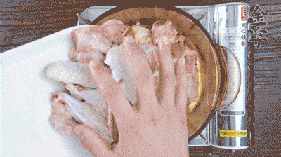 加料酒、蔥姜焯水2分鐘，清洗備用。