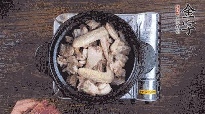 將雞肉塊、火腿、料酒、姜一同放入在燉鍋中，加冷水大火煮開(kāi)后，小火燉煮40分鐘。