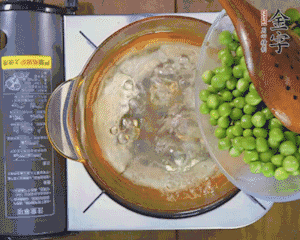 豌豆粒焯水30秒，過涼水。