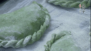 【制作】2.蒸架上墊浸濕的屜布，再放上清明果，大火蒸10~15分鐘，完成，出鍋啦！