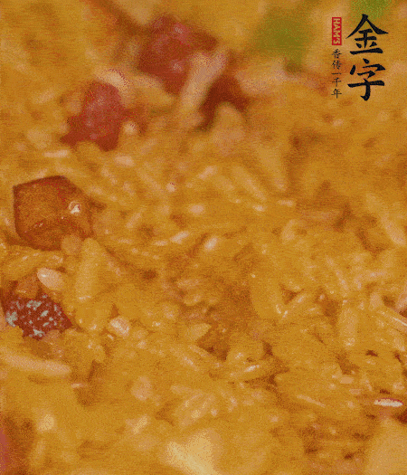 放一撮鹽、生抽少許，倒入炸好的芋頭。最后撒蔥花、蒜末翻炒均勻。