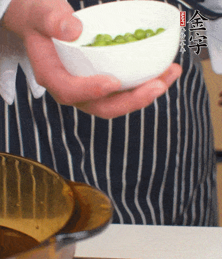 胡蘿卜、豌豆和干花菇焯水。
