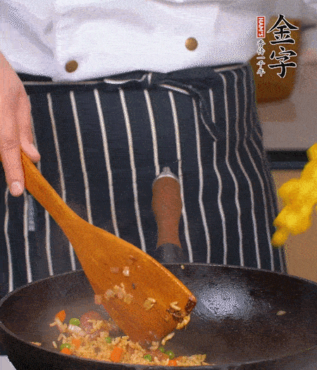 加咖喱塊、少許鹽、白糖調(diào)味，炒至咖喱塊融化后，倒米飯，翻炒至每粒米飯都包裹上咖喱，再放黃椒、青椒粒，出鍋前加菠蘿粒和小蔥翻拌均勻。