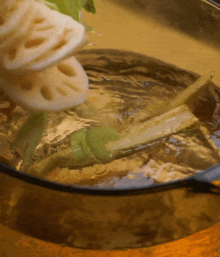 把玉米筍（對(duì)半切開）、西芹（切斜片）、蓮藕（切片），放入開水鍋內(nèi)，加點(diǎn)少許鹽、油，汆燙2分鐘。