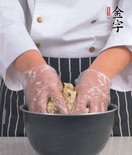 米飯中放西蘭花碎、咸肉丁，加少許黑胡椒、十來(lái)滴橄欖油拌勻。