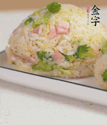 拌好的飯攥成飯團(tuán)。