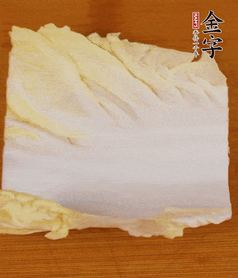 一片白菜一片淡火腿交替疊起，疊個兩三層放進(jìn)鍋內(nèi)，直到塞滿鍋。