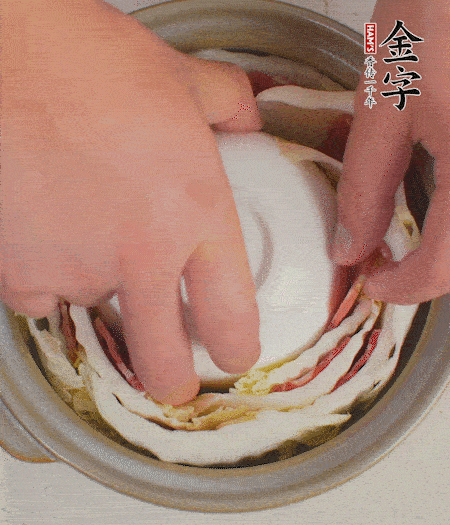 寬度剛好是鍋的高度?？垡粋€小碗更有助于幫助造型。