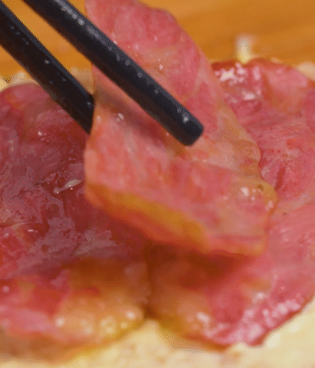 放上火腿、芝士片、生菜，再放一片土司。