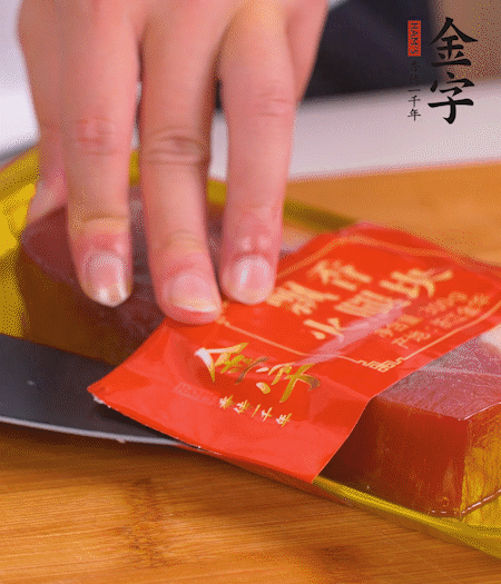 金字火腿切片，生姜切絲，蔥白切末。