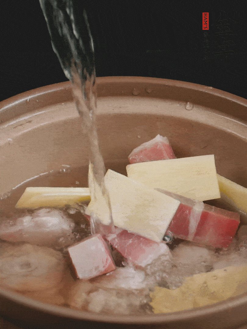 雞塊、火腿、姜片加適量料酒、清水燉80分鐘。
