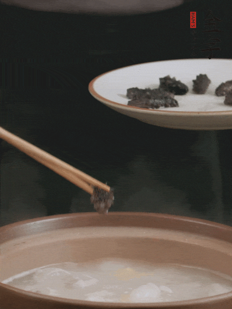 期間雞湯燉到80分鐘時(shí)，加小海參再燉10分鐘。