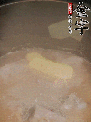 排骨洗凈，加生姜、黃酒焯水，溫水洗凈備用。