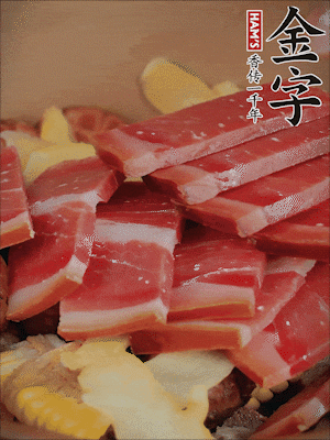 除鮑魚外的所有材料放進鍋里，加清水、姜、黃酒，大火燒開，轉(zhuǎn)小火煲90分鐘。