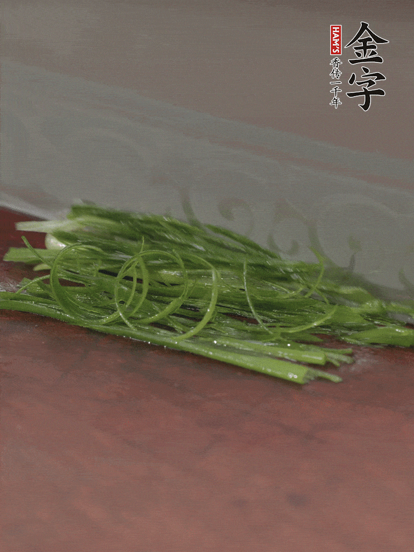 生姜切薄片，紅椒切細(xì)絲，小蔥蔥綠切細(xì)絲，泡入冰水中保持新鮮。