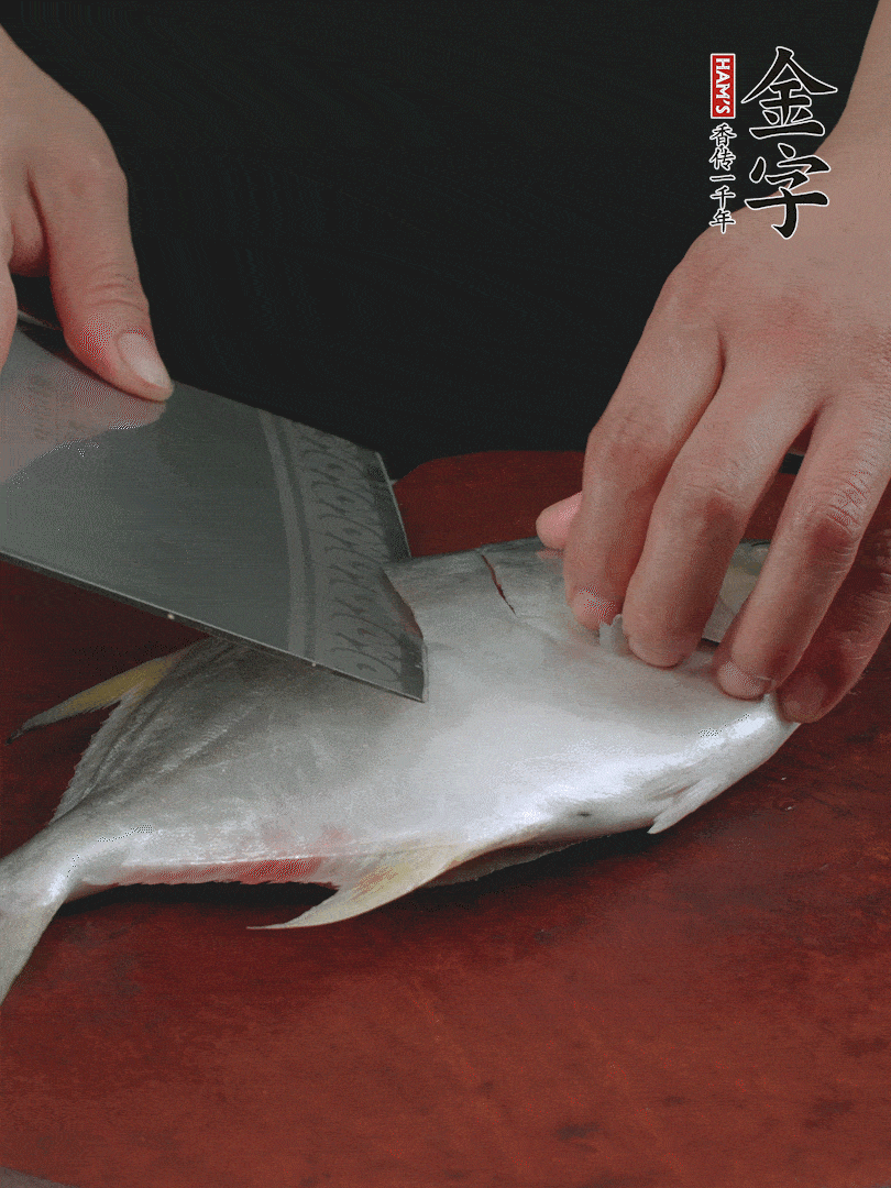 處理干凈銀鯧魚1條，表面斜刀切出花刀。