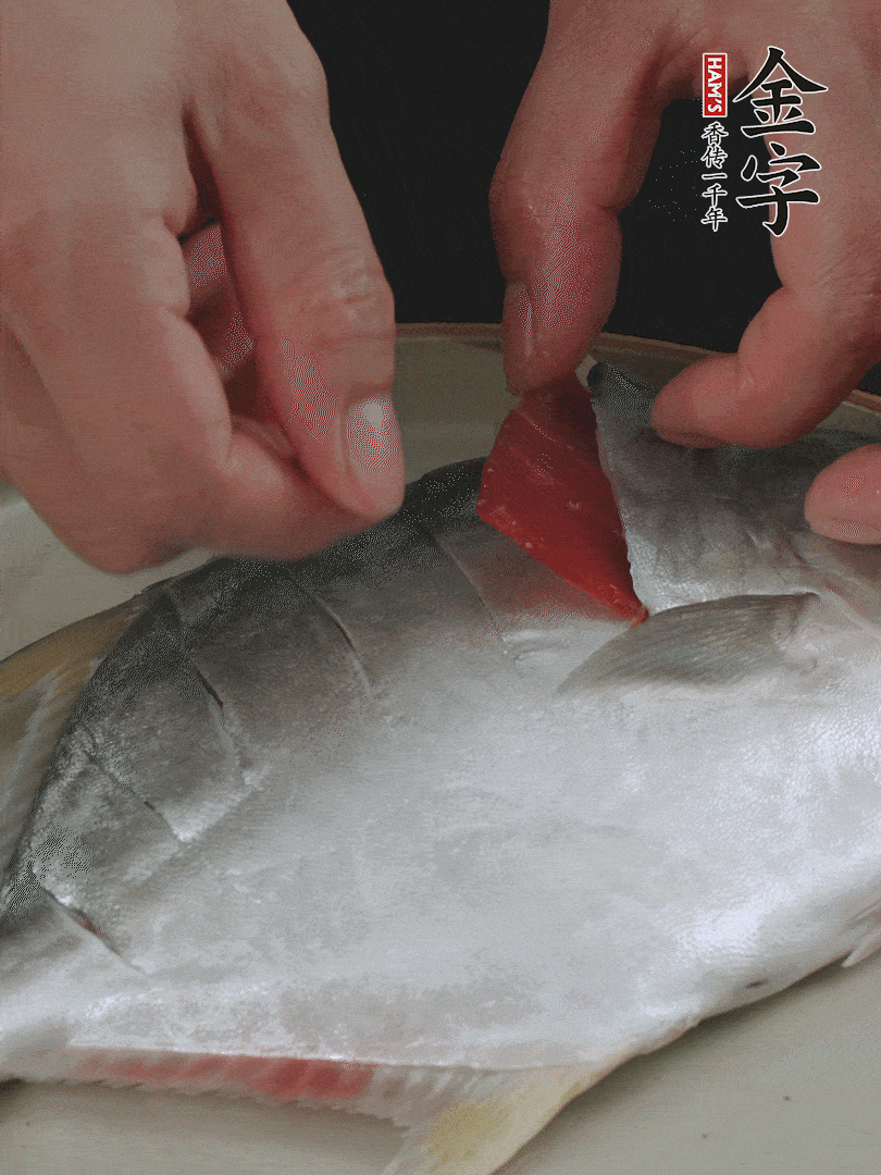 火腿片和姜片塞在刀口處，也塞一些入魚肚。