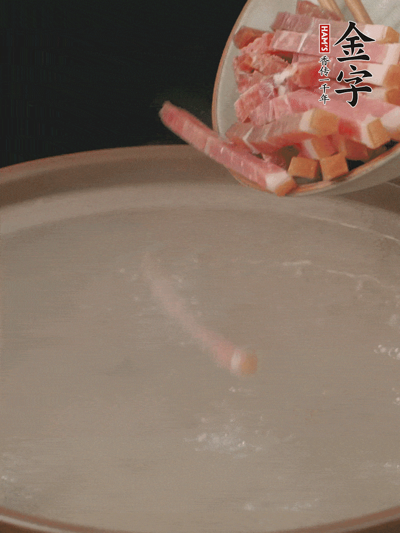 金字火腿切絲，熱水下鍋，放火腿燉煮15分鐘。