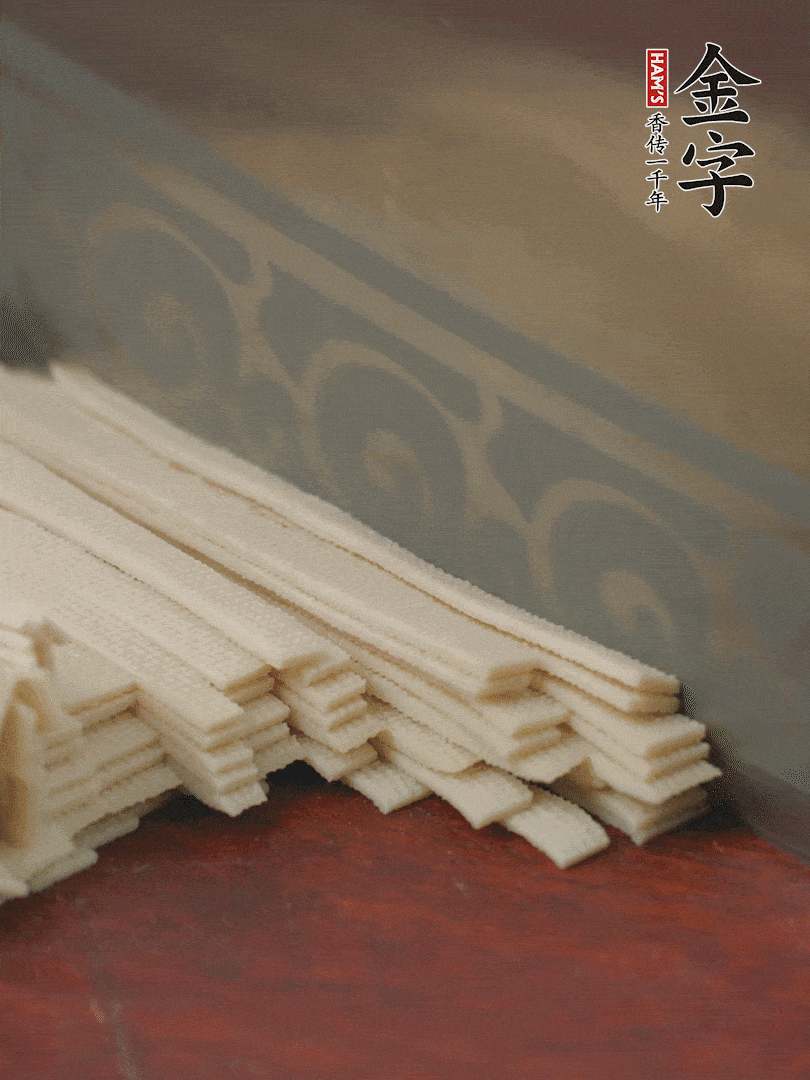 燉火腿期間，千張切細絲，白蘿卜去皮切細絲，蒜葉切細丁。
