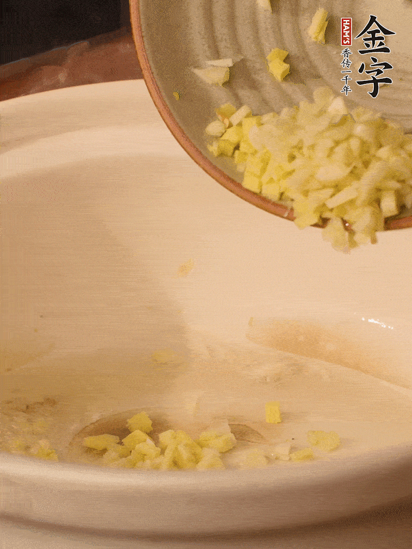 熱油下鍋，姜爆香。下冬瓜略微翻炒。